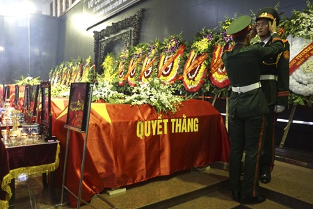 Nghiêng mình tiễn đưa 18 chiến sĩ hy sinh - 8 Cán bộ chiến sĩ QĐND Việt Nam nghiêng mình bên linh cữu các chiến sĩ.