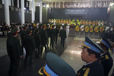 Nghiêng mình tiễn đưa 18 chiến sĩ hy sinh - 9 Cán bộ chiến sĩ QĐND Việt Nam nghiêng mình bên linh cữu các chiến sĩ.