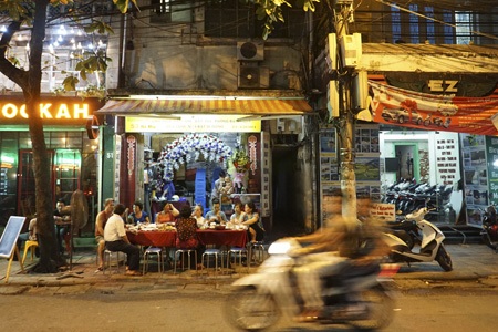 "Đặc sản" vỉa hè phố cổ - 11 Một gia đình không kinh doanh nhưng cũng tận dụng vỉa hè vào thời điểm đi bộ.