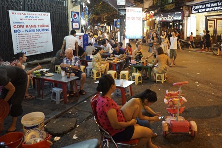 "Đặc sản" vỉa hè phố cổ - 4 Các quán ăn vỉa hè rất hấp dẫn khách du lịch trên phố Mã Mây.
