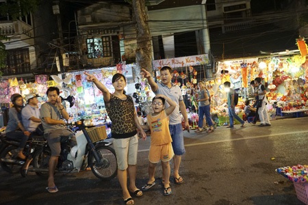 Chợ Trung thu rực rỡ đồ chơi mang chủ đề yêu nước - 1 Chợ Trung Thu phố cổ sáng đèn rực rỡ bắt đầu đông khách khi trời vừa chập tối.