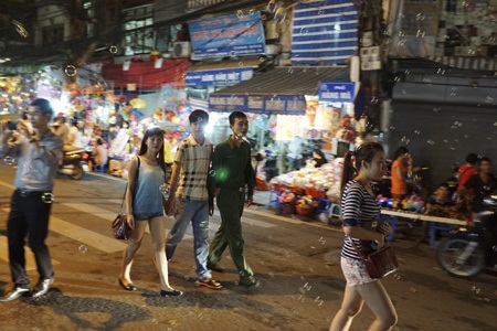 Chợ Trung thu rực rỡ đồ chơi mang chủ đề yêu nước - 10 Màu xanh áo lính.