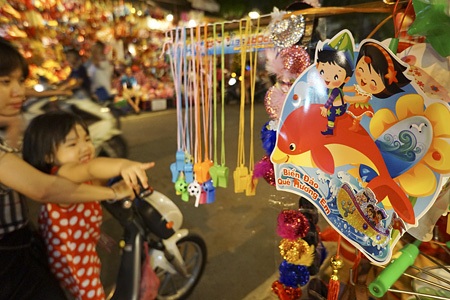 Chợ Trung thu rực rỡ đồ chơi mang chủ đề yêu nước - 2 Chợ Trung Thu phố cổ sáng đèn rực rỡ bắt đầu đông khách khi trời vừa chập tối.