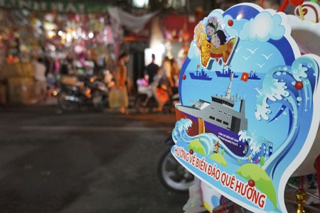 Chợ Trung thu rực rỡ đồ chơi mang chủ đề yêu nước - 3 Chợ Trung Thu phố cổ sáng đèn rực rỡ bắt đầu đông khách khi trời vừa chập tối.