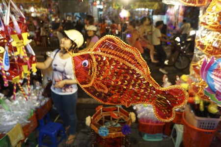 Chợ Trung thu rực rỡ đồ chơi mang chủ đề yêu nước - 5 Chợ Trung Thu phố cổ sáng đèn rực rỡ bắt đầu đông khách khi trời vừa chập tối.