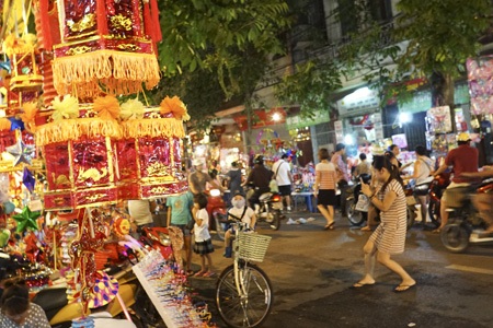 Chợ Trung thu rực rỡ đồ chơi mang chủ đề yêu nước - 7 Một loại đèn lồng chó dòng chữ Bé hướng về biển đảo.