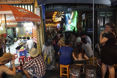 Dân chơi "kết" phố cổ - 8 Một quán bar phố Tạ Hiện có phục vụ âm nhạc rất thu hút giới trẻ.