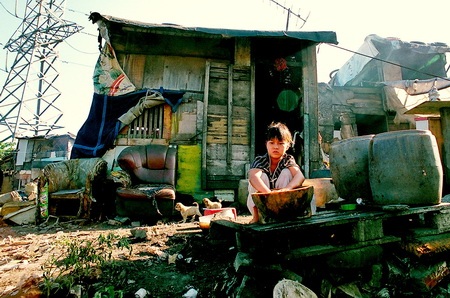 Những phận nghèo cuối cùng trên bãi rác Rù Rì - 3 Có người chỉ dựng lều nghỉ tạm qua ngày, nhưng cũng có nhiều gia đình sống hẳn ở đây.