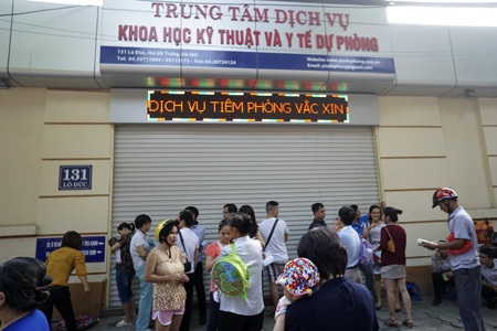 Bồng bế xếp hàng chờ tiêm phòng cho trẻ - 1 Bồng bế xếp hàng chờ tiêm phòng cho trẻ