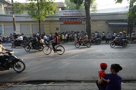 Bồng bế xếp hàng chờ tiêm phòng cho trẻ - 5 Một gia đình huy động cả ông đi bế cháu để bố mẹ xếp hàng lấy số thứ tự từ 2 - 3 giờ sáng.