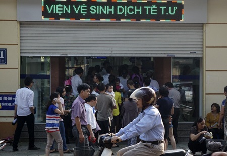 Bồng bế xếp hàng chờ tiêm phòng cho trẻ - 6 Một gia đình huy động cả ông đi bế cháu để bố mẹ xếp hàng lấy số thứ tự từ 2 - 3 giờ sáng.