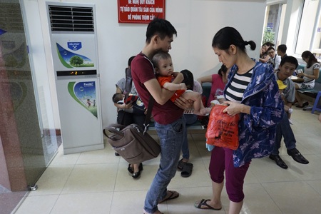 Bồng bế xếp hàng chờ tiêm phòng cho trẻ - 9 Để được tiêm một mũi vắc xin, trẻ nhỏ cũng quá vất vả.