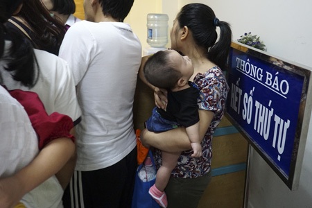 Bồng bế xếp hàng chờ tiêm phòng cho trẻ - 10 Để được tiêm một mũi vắc xin, trẻ nhỏ cũng quá vất vả.