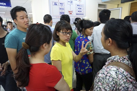 Bồng bế xếp hàng chờ tiêm phòng cho trẻ - 11 Để được tiêm một mũi vắc xin, trẻ nhỏ cũng quá vất vả.