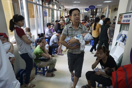 Bồng bế xếp hàng chờ tiêm phòng cho trẻ - 15 Hữu Nghị
