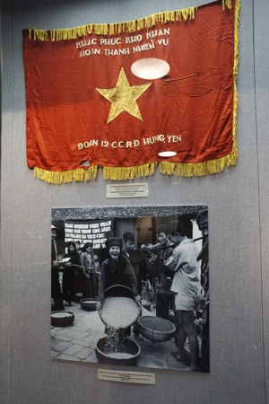 Tư liệu quý thời kỳ cải cách ruộng đất 1946 - 1957 - 13 Được chia ruộng đất, trồng cấy được mùa, bà Ngô Thị Cang đang phấn khởi đóng góp thuế nông nghiệp.