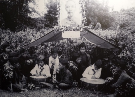 Tư liệu quý thời kỳ cải cách ruộng đất 1946 - 1957 - 14 Được chia ruộng đất, trồng cấy được mùa, bà Ngô Thị Cang đang phấn khởi đóng góp thuế nông nghiệp.