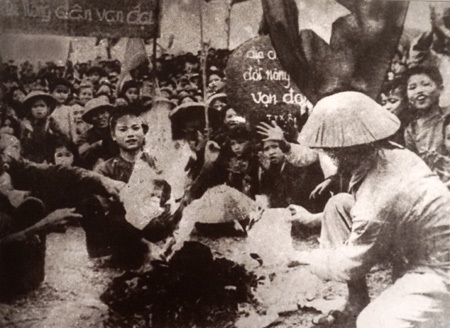 Tư liệu quý thời kỳ cải cách ruộng đất 1946 - 1957 - 16 Cải cách ruộng đất thắng lợi, nông dân vui sướng đốt văn tự cũ.
