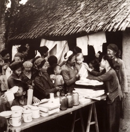 Tư liệu quý thời kỳ cải cách ruộng đất 1946 - 1957 - 17 Bà con nông dân phấn khởi mua sắm đồ dùng gia đình.