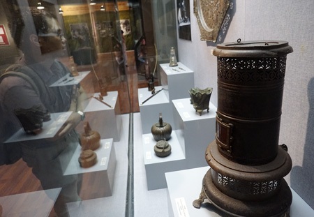 Tư liệu quý thời kỳ cải cách ruộng đất 1946 - 1957 - 9 Hình chiếc lò sưởi bằng đồng tinh xảo của địa chủ Việt Nam.