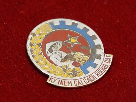 Tư liệu quý thời kỳ cải cách ruộng đất 1946 - 1957 - 11 Chiếc cày gỗ của ông Nguyễn Đình Long đã dùng trong 30 năm dưới thời thực dân phong kiến.