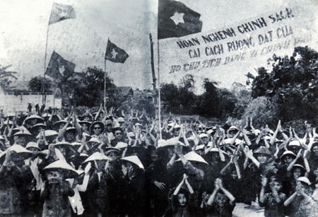 Tư liệu quý thời kỳ cải cách ruộng đất 1946 - 1957 - 15 Nông dân mít tinh ủng hộ chính sách cải cách ruộng đất của Đảng và Chính phủ, năm 1955.