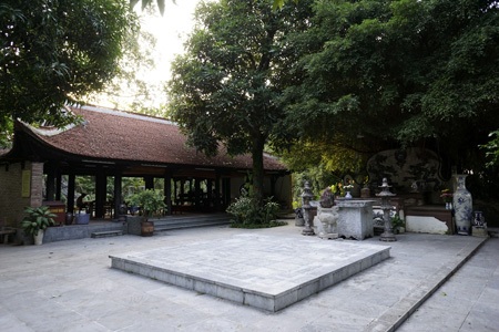 Những địa chỉ lịch sử trong cuộc kháng chiến chống thực dân Pháp ở Hà Nội - 10 Nắp hầm bí mật nằm trong hậu cung của đình Hào Nam vẫn còn được lưu giữ.