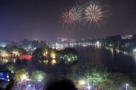 Hà Nội rực rỡ pháo hoa - 12 Toàn cảnh hồ Hoàn Kiếm vào thời điểm bắn pháo hoa.