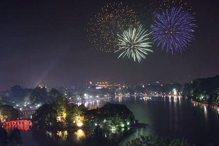 Hà Nội rực rỡ pháo hoa - 2 21h, những loạt pháo đầu tiên bay lên bầu trời.