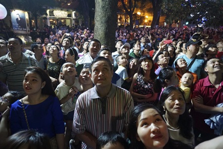 Hà Nội rực rỡ pháo hoa - 5 Tháp rùa ở góc nhìn thấp.