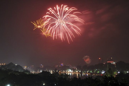 Hà Nội rực rỡ pháo hoa - 9 Toàn cảnh hồ Hoàn Kiếm vào thời điểm bắn pháo hoa.
