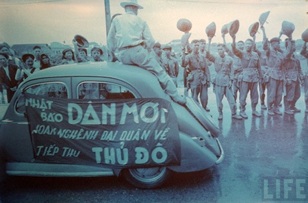 Lễ chào cờ trước cổng Đoan Môn.