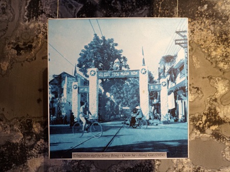 Cổng chào ngã tư Hàng Bông - Quán Sứ - Hàng Gai năm 1954.