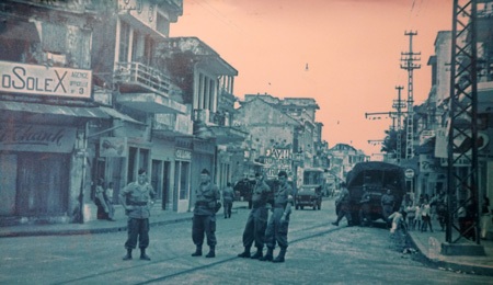 Quân Pháp chốt chờ bàn giao tại ngã tư Hàng Gai - Hàng Trống.