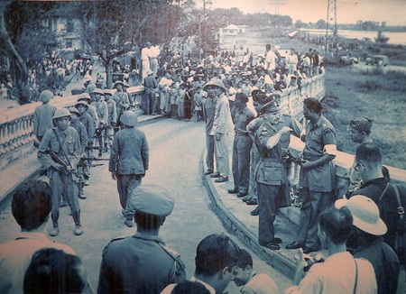 Ủy ban Quốc tế giám sát đình chiến tại đường dẫn lên cầu Long Biên.