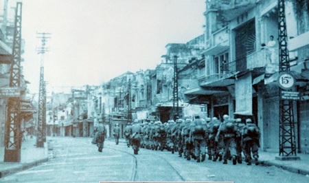 Quân viễn chinh Pháp đang rút lui về phía cầu Long Biên.