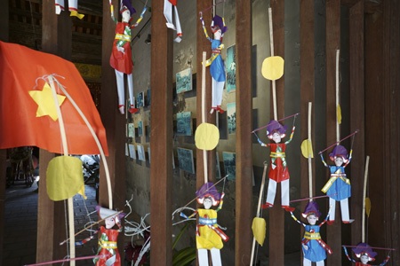 Triển lãm được trang trí giản dị, phù hợp trong không gian cổ của đình Kim Ngân.