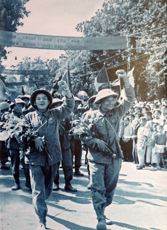 Quân tiếp quản đang tiến qua bờ hồ Hoàn Kiếm, phố Đinh Tiên Hoàng.