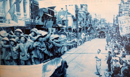 Đoàn văn công quân đội trên phố Hàng Ngang - Hàng Đào.