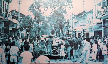 Nhân dân Thủ đô vây quanh ô tô cổ động chào đón quân tiếp quản, phố Hàng Gai - Hàng Bông.