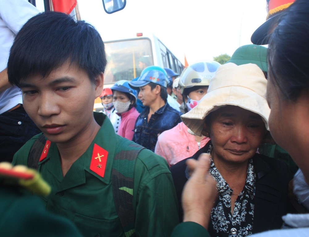 Một bà mẹ bịn rịn dặn dò con cố gắng hoàn thành tốt nhiệm vụ. (Ảnh: Doãn Công)