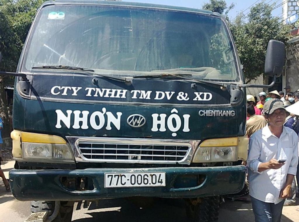 Người phụ nữ chăn vịt chết thảm dưới gầm xe tải - 2 Hiện trường vụ tai nạn thương tâm