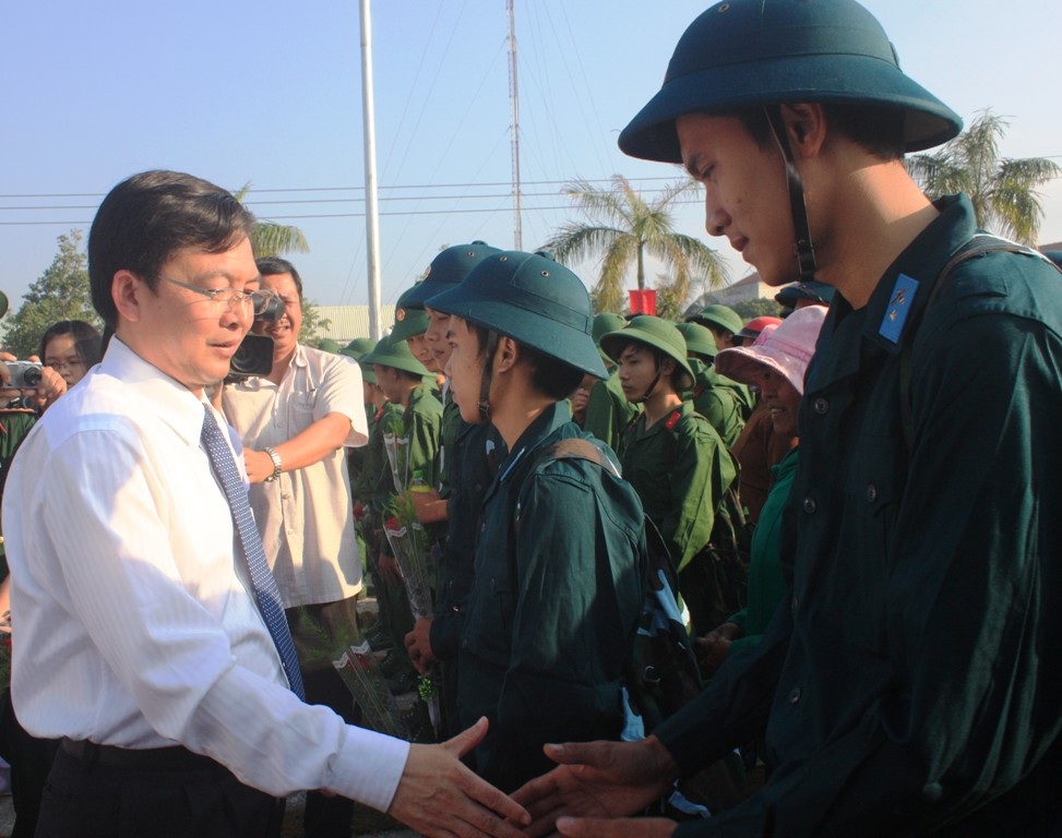 Bùi ngùi đội mưa tiễn tân binh lên đường
