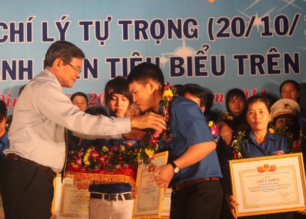 Phó chủ tịch UBND tỉnh Bình Định Mai Thanh Thắng tặng Giấy khen cho ĐVTN ưu tú.