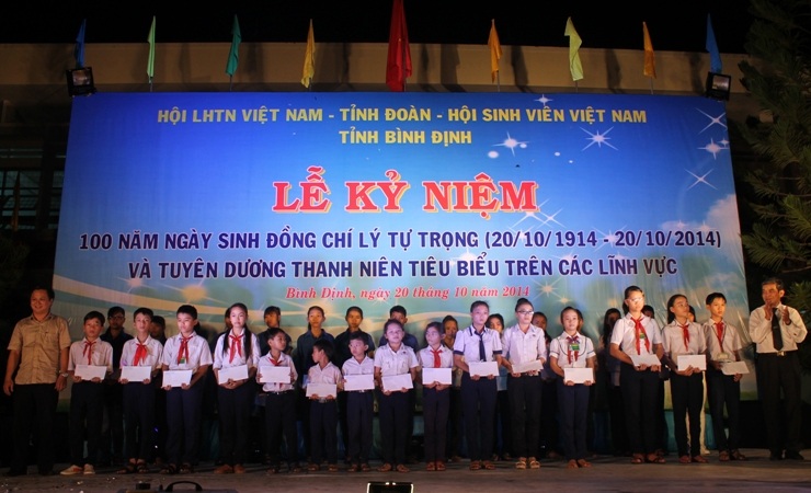 Trao 30 suất học bổng cho học sinh nghèo vượt khó học giỏi.