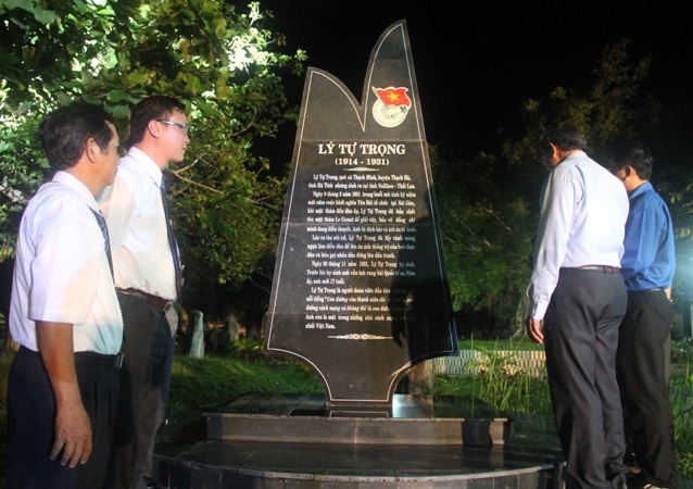 Bia tưởng niệm Lý Tự Trọng ngay tại khuôn viên trường để nhắc nhở thế hệ trẻ học tập theo gương anh