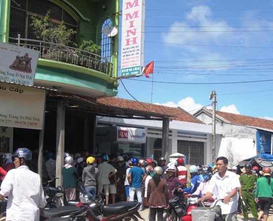 Nghe tin đồn nhảm, dân đổ xô đi bán vàng - 1 Người dân đổ xổ đến hiệu vàng Kim Minh để bán vì nghe tin đồn thất thiệt