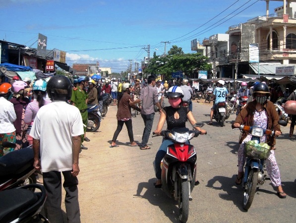 Nghe tin đồn nhảm, dân đổ xô đi bán vàng - 2 Công an