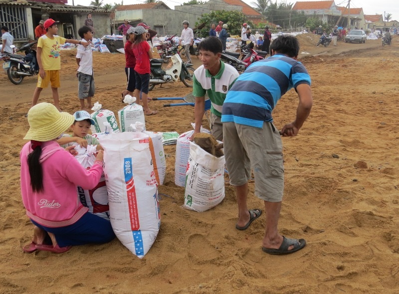 Người dân tỉnh Phú Yên chuẩn bị bao tải cát chống nhà cửa