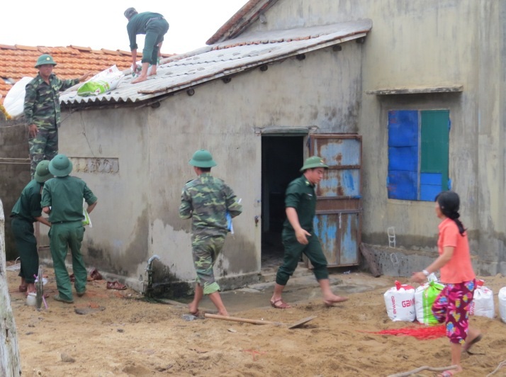 Người dân tỉnh Phú Yên chuẩn bị bao tải cát chống nhà cửa